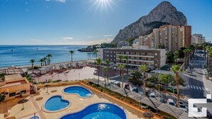 A coastal hotel with multiple swimming pools, a rocky mountain backdrop, and a clear view of the sea. - Zafiro 35C - Grupo Turis - Calpe, Costa Blanca (Calpe)