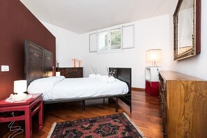 2 chambres, fer et planche à repasser, lit de bébé portatif