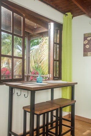 Dining - Kasa Maui - Ocean View Apartment - 1 Minute From Sandy Beach!! (Rincon)