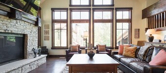 Last-Minute Savings! Beautiful Ski Chalet with Private Hot Tub and Fireplace!