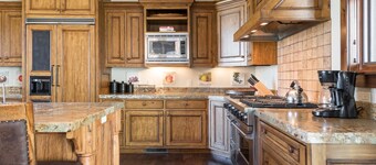 Book for Winter! Beautiful Ski Chalet with Private Hot Tub and Fireplace!