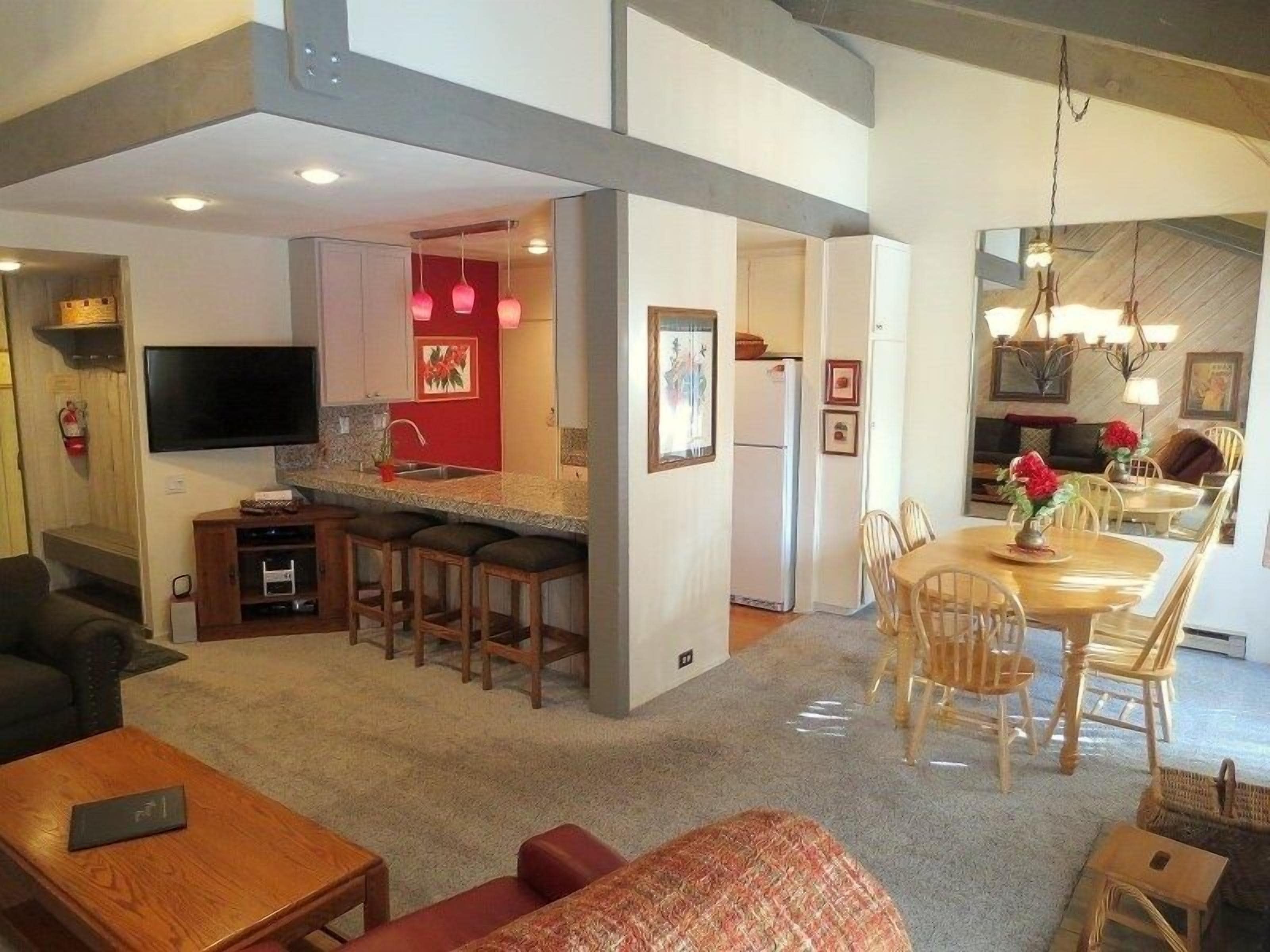 Televisie, een open haard en een dvd-speler