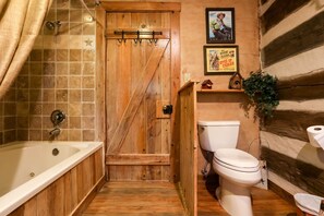 Douche, baignoire à remous, séchoir à cheveux, serviettes fournies