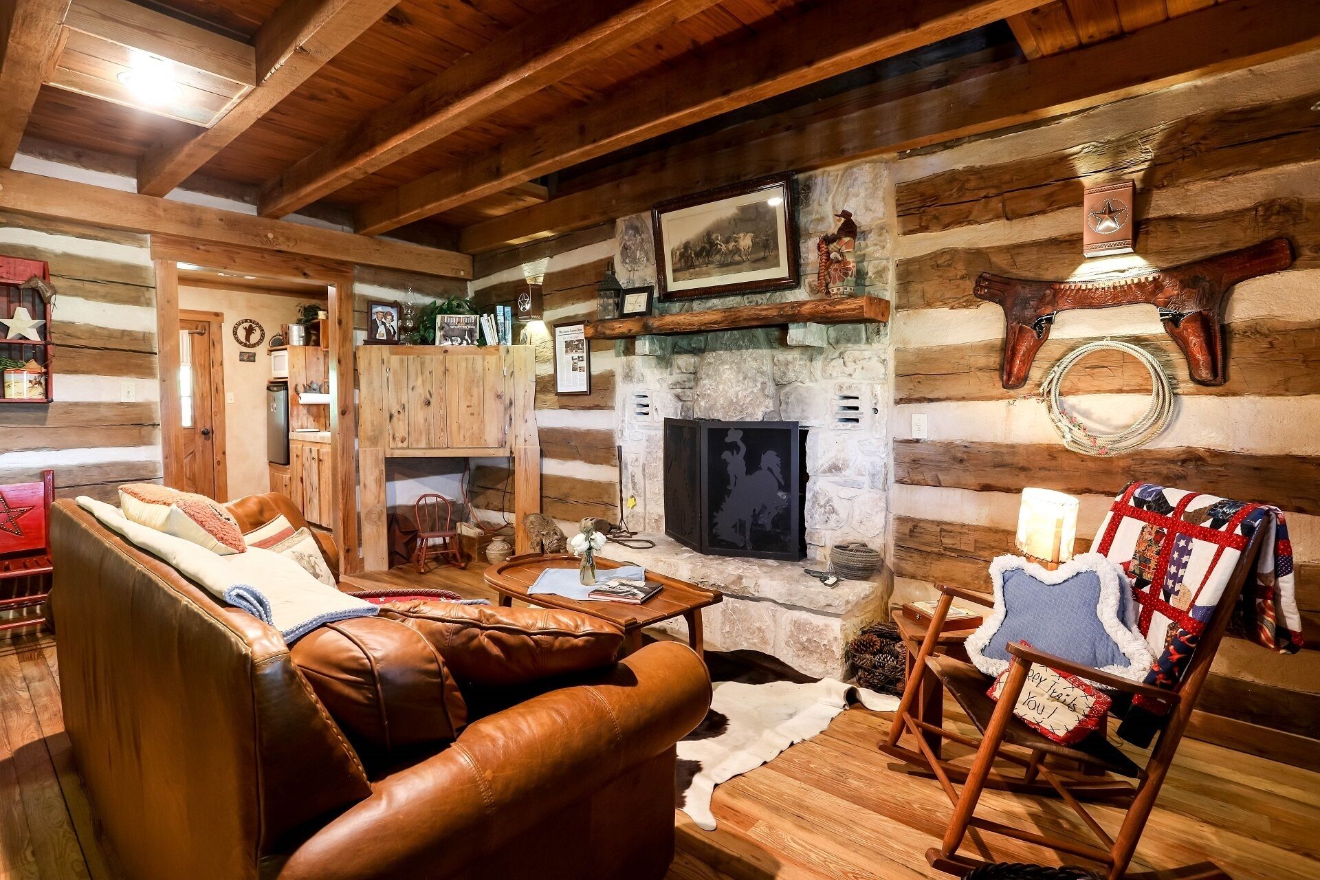 Una televisión, una chimenea, un reproductor de DVD, una videoteca