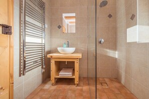 Baignoire, sèche-cheveux