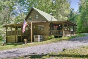 Exterior - Large Mountain Creek! Cabin in Tellico Plains (Tellico Plains)