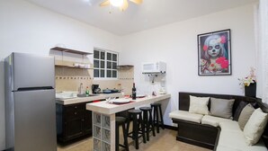 Coffee/tea maker, fridge, microwave, stovetop
