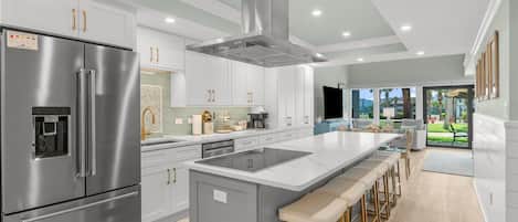 Réfrigérateur, micro-ondes, four, plaque de cuisson