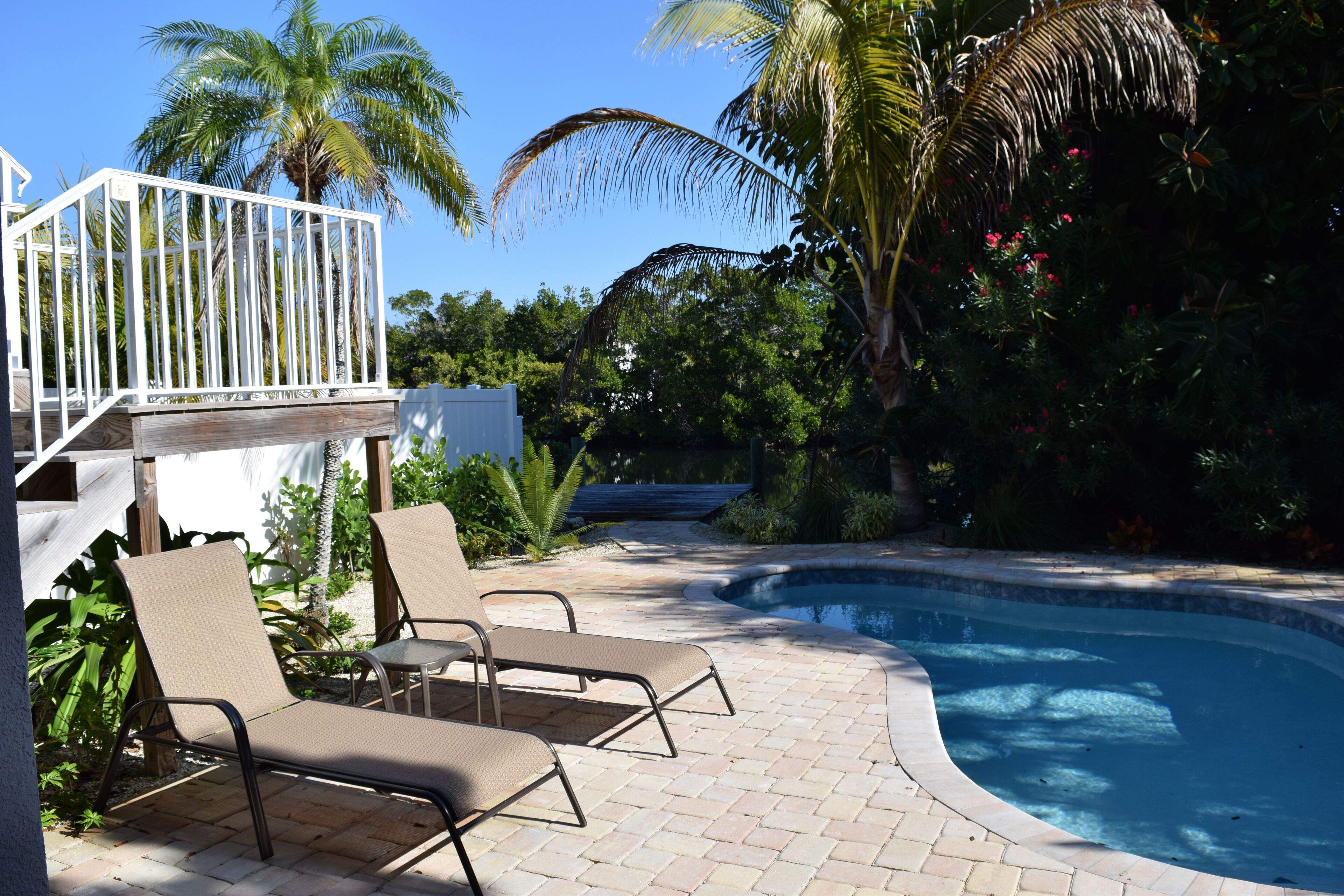 Lakeside Beach House 3/2 Pool Home Outdoor Kitchen Close to Beach