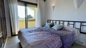 2 habitaciones, tabla de planchar con plancha y ropa de cama
