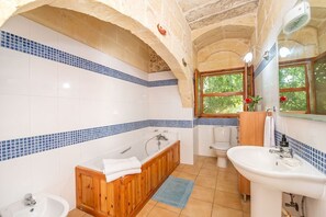 Bañera, secador de pelo, toallas