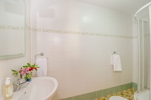 Bathtub, hair dryer, towels - Lellux   Holiday   Home (In-Nadur)