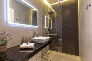 Chambre luxueuse (Grevillea) | Salle de bain | Douche, articles de toilette (gratuits), séchoir à cheveux