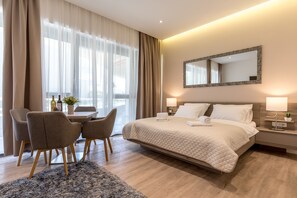 Luxury Studio (Begonia) - Apartment Marigold (Split)