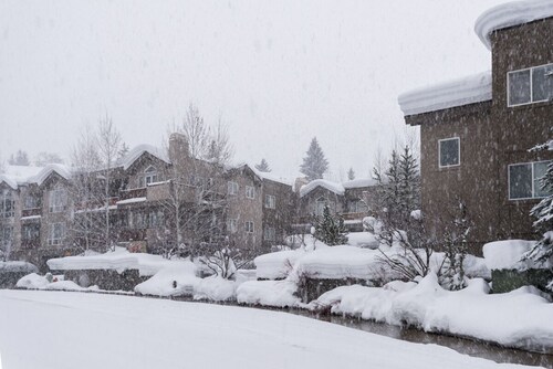 Corner Condo! Mountain Views! Short Walk to Ski Lifts