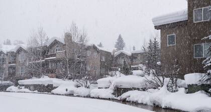 Corner Condo! Mountain Views! Short Walk to Ski Lifts