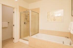 Combined shower/bathtub, hair dryer, towels - Corner Condo! Mountain Views! Short Walk to Ski Lifts (Ketchum)
