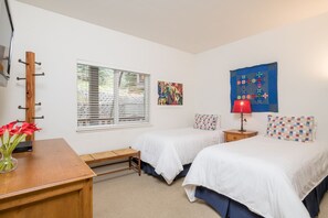 3 bedrooms, iron/ironing board, free WiFi, bed sheets - Corner Condo! Mountain Views! Short Walk to Ski Lifts (Ketchum)