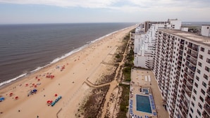 Ein Hotel direkt am Strand mit Pool, Zugang zum Strand und Meerblick.