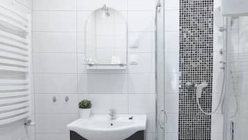 Standard Quadruple Room | Bathroom