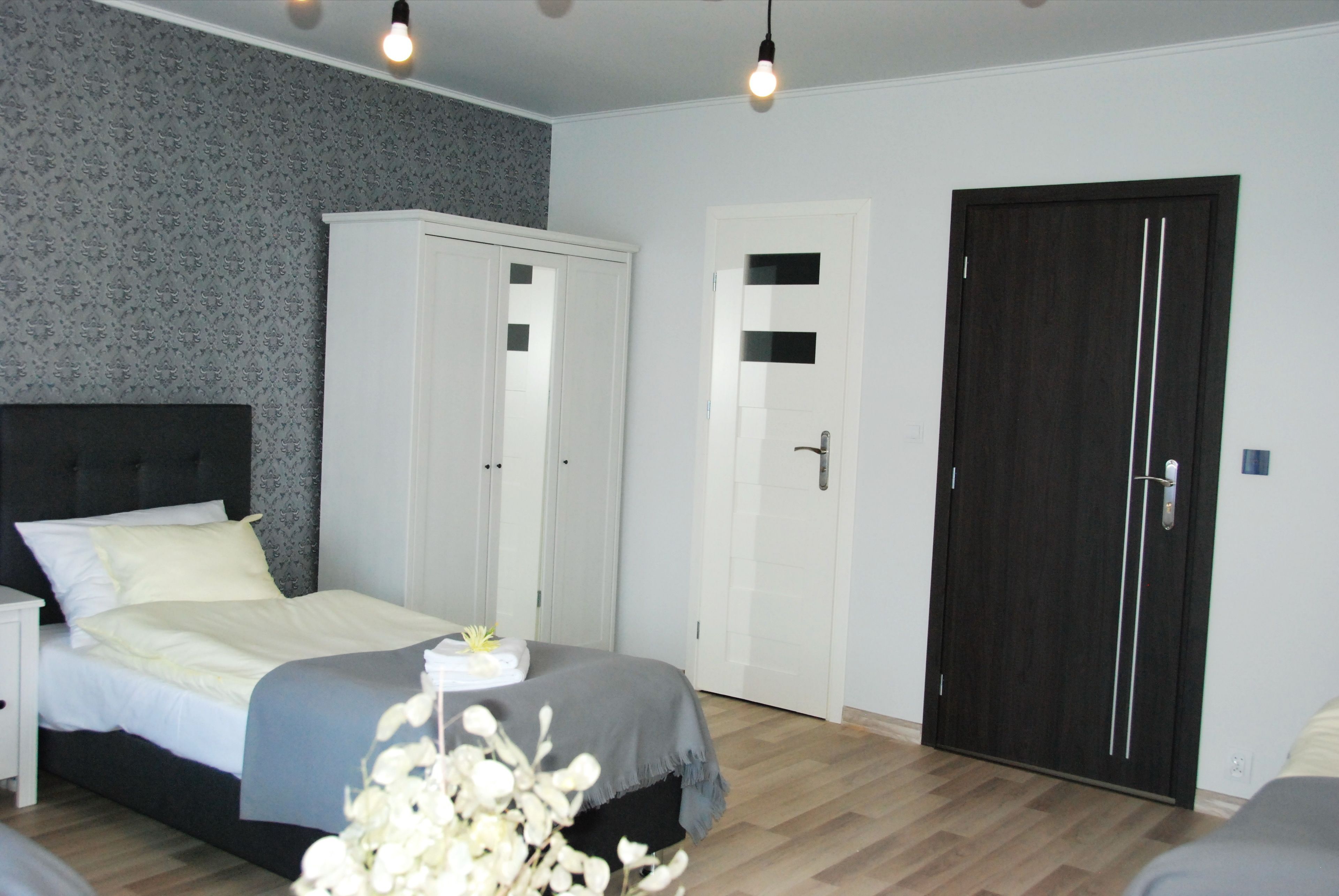 Une chambre à coucher avec un lit, une armoire et une porte.