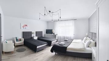 Standard-herbergi fyrir fjóra | Skrifborð, straujárn/strauborð, ókeypis vöggur/ungbarnarúm