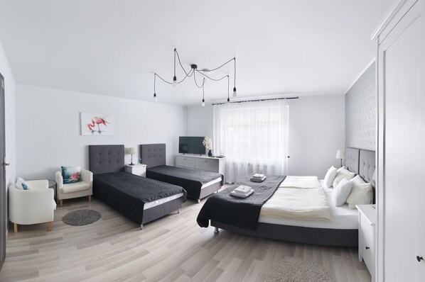 Standaard vierpersoonskamer | Een bureau, een strijkplank/strijkijzer, gratis babybedden, gratis wifi