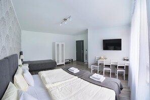 Desk, iron/ironing board, free cots/infant beds, free WiFi - 7th Room Guest House (Oswiecim)