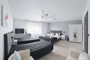 Desk, iron/ironing board, free cots/infant beds, free WiFi - 7th Room Guest House (Oswiecim)