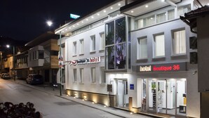 施設の正面 (日没後)