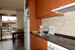 Fridge, microwave, oven, coffee/tea maker