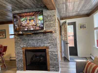 Spacious & equipped 1 bedroom in historical Carriage House + Deck  & BBQ and W/D