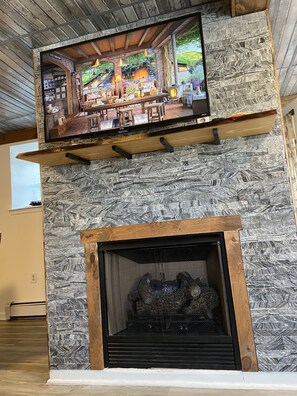 Interior - Spacious & equipped 1 bedroom in historical Carriage House + Deck  & BBQ and W/D (Jim Thorpe)