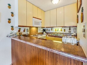 Fridge, microwave, oven, stovetop - Fun island vibe! Private lanai, Full Kitchen, Flat Screen TV, Air Conditioning, WiFi- Kamaole Sands (KIHEI)