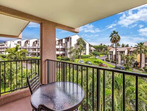 Outdoor dining - Fun island vibe! Private lanai, Full Kitchen, Flat Screen TV, Air Conditioning, WiFi- Kamaole Sands (KIHEI)