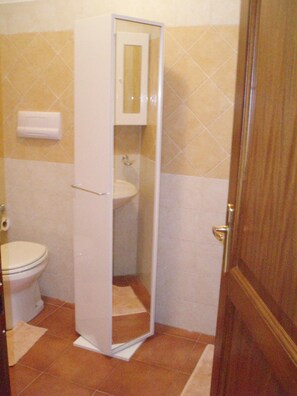 Douche, sèche-cheveux, serviettes fournies