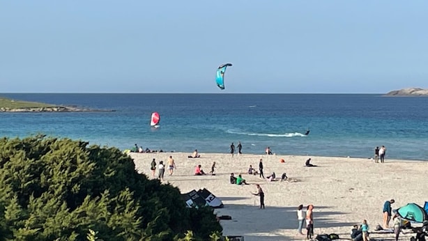A beach with people, a clear sky, and a kite in the distance. - Modern 1 bed apartment sleep 3 sea view only 700mt from sea (La Muddizza)
