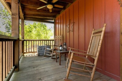 Alamo Springs- The Barn | Relaxing Retreat