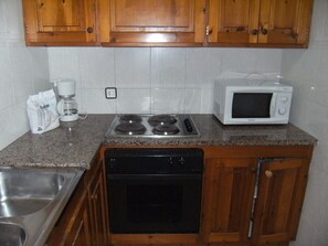 Fridge, microwave, oven, coffee/tea maker