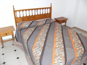 3 habitaciones, tabla de planchar con plancha y ropa de cama