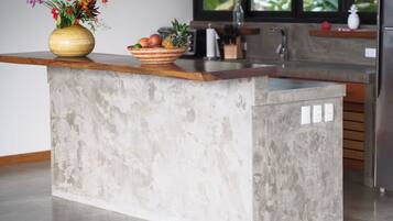 Kylskåp, spishäll, kaffe- och tebryggare och brödrost