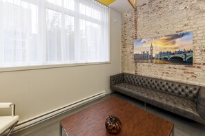 TV, fireplace, DVD player, streaming services - Vibrant Loft near Plateau Mont Royal and Festivals (Montréal)