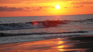 Tramonto sull'oceano con le onde.