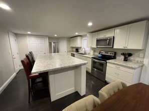 冷蔵庫、電子レンジ、オーブン、コンロ