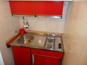 ثلاجة، موقد طهي مسطح، غلّاية كهربائية، مستلزمات طهي/أطباق/أوعية