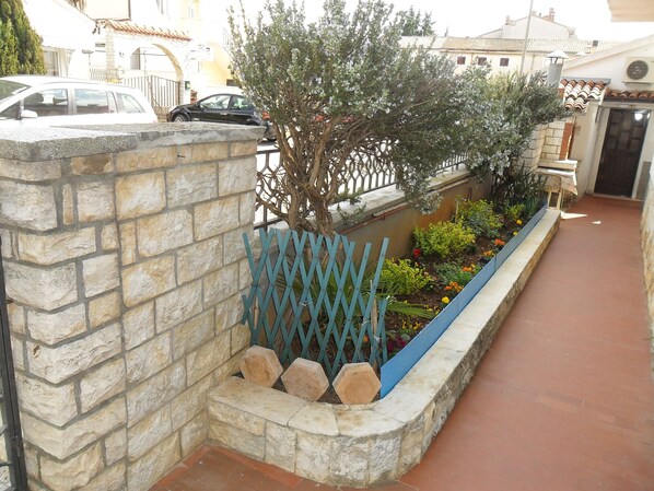 المنطقة المحيطة بالمنشأة