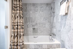 Ensemble douche/baignoire, sĂšche-cheveux, serviettes fournies, savon
