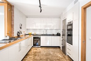 Fridge, microwave, oven, stovetop - Mary - Holiday rental Malaga City (Málaga)