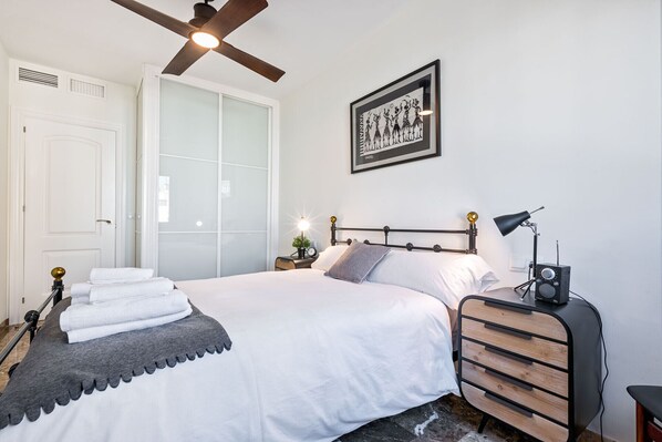 2 bedrooms, iron/ironing board, travel crib, free WiFi - Mary - Holiday rental Malaga City (Málaga)