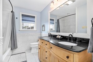 Combined shower/bathtub, hair dryer, towels, soap